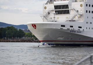 LEVER FARLIG: En fritidsb�t fotografert faretruende n�r Stena Saga. Hobbyb�tf�rernes halsbrekkende man�vre er en plage for de som driver med yrkestrafikk i Oslofjorden.