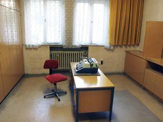 STASIFENGSELET I �ST-BERLIN: St�r uforandret siden Stasi-offiseren gikk ut h�sten 1989.