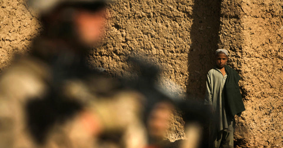 HAVNER I KRYSSILD: Talsmenn for de afghanske styrkene sier barn og kvinner havner i kryssild, fordi Taliban bruker dem bevisst som skjold. Taliban nekter for at det er tilfellet, og sier beskyldningene er ren propaganda. Foto: AFP PHOTO/PATRICK BAZ/SCANPIX