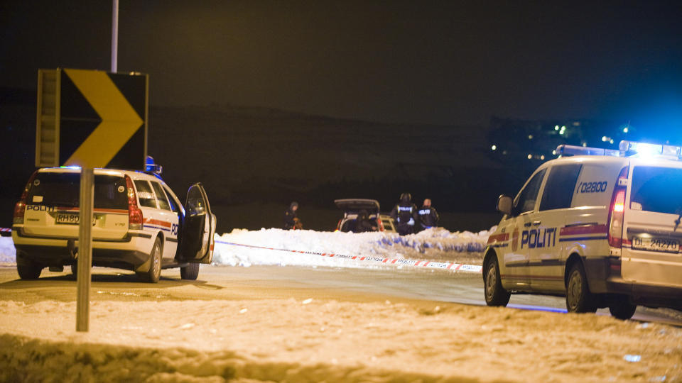 STOR POLITIAKSJON:  Den stj�lne politibilen - i bakgrunnen med �pen bakd�r - ble funnet ved 01-tiden p� et jorde p� Voll i Klepp natt til onsdag. FOTO: THOMAS WALLERUD FOSSE.