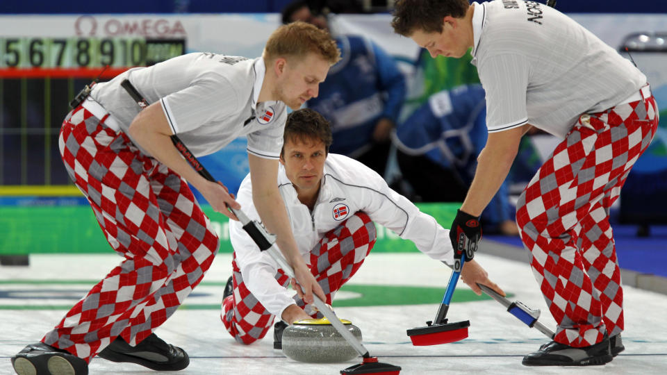 GODE OG VELKLEDDE: Thomas Ulsrud setter stein mens Christoffer Svae og Haavard Vad Petersson gj�r seg klare til � koste s� klovnebuksene f�r kj�rt seg.Foto: SCANPIX/REUTERS/Lyle Stafford
