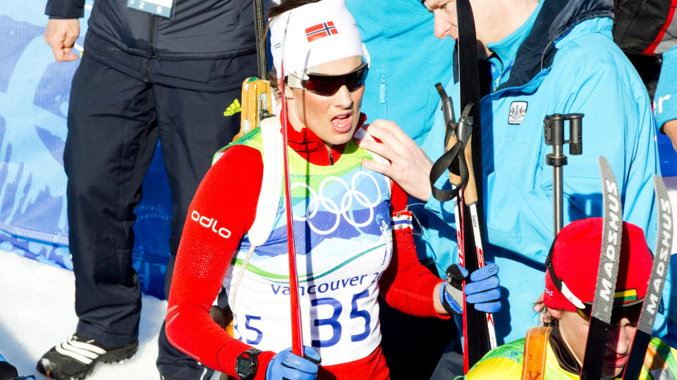 T�REPERSE: Ann Kristin Flatland gr�t s� mange gledest�rer at det var n�rliggende � tro at det var hun som hadde tatt medalje. Men t�rene var til �re for lagvenninne Tora Berger. 
Foto: Heiko Junge / Scanpix