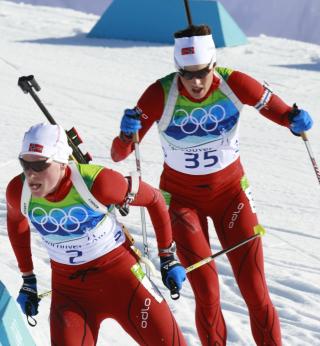 GIKK SAMMEN: Tora Berger og Ann Kristin Flatland gikk sammen i to runder og hjalp hverandre. 
Foto: Heiko Junge / Scanpix