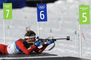 S� SATT GULLET: Emil Hegle Svendsen presterte 19 av 20 treff p� standplass - det holdt i massevis.  Foto: SCANPIX/AFP/ALBERTO PIZOLI