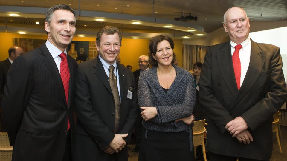 EN AV FIRE: Arbeidsminister Hanne Bjurstr�m er en av f� kvinner blant v�rens mest sentrale og best betalte akt�rer i det som p� forh�nd er utropt til tidenes likel�nnsoppgj�r. Allerede n� heller NHO-sjef John G. Bernander kaldt vann i blodet p� de som har h�ye forventninger. Fra venstre statsminister Jens Stoltenberg, NHO-sjef John G. Bernander, arbeidsminister Hanne Bjurstr�m og LO-leder Roar Fl�then. Foto: Scanpix