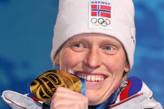 GULL: Tora Berger vant 15 km skiskyting. Foto: EPA/MIRKO GUARRIELLO