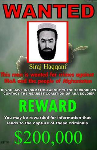  ETTERS�KT FAMILIE:   Denne plakaten  med bel�nning p� 200 000 dollar p� krigsherren Siraj Haqqani har sirkulert i Afghanistan og Pakistan siden h�sten 2007.  I g�r ble hans bror Mohammed Haqqani drept av en rakett fra en amerikansk drone i Nord-Waziristan. ARKIVFOTO: AP/SCANPIX.