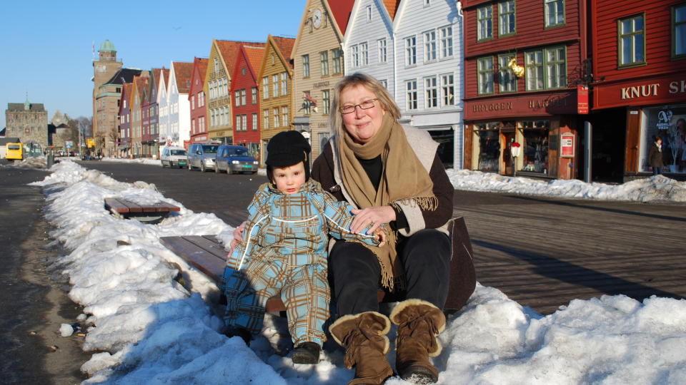 KOSER SEG MED SN�EN: To �r gamle Theo Simonelli koser seg med sn�en sammen med sin franske mormor, Denise Groison. Selv inne i sentrum er det hvitt i dag.  Foto: Leif Stang
