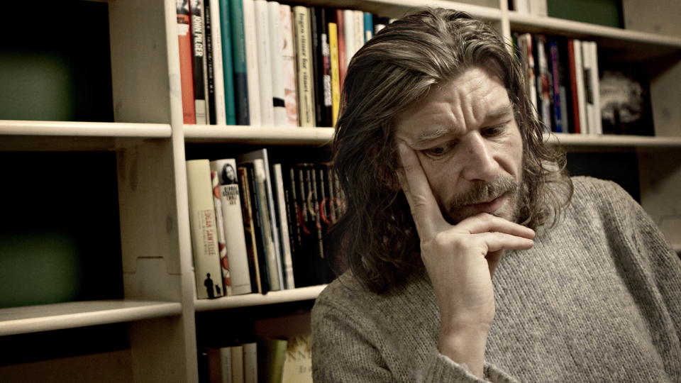 SMERTELIG �RLIG: Karl Ove Knausg�rd sier en roman p� sett og vis er umoralsk n�r den krenker andre mennesker. Det har �Min kamp� gjort for lengst. Foto: Lars Eivind Bones