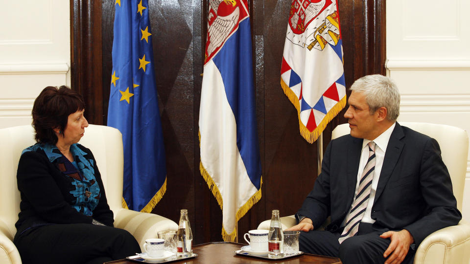 Serbias president Boris Tadic (til h�yre) i samtale med EUs nye utenrikspolitiske sjef Catherine Ashton i Beograd torsdag. Tadic vil at Serbias nasjonalforsamling skal ford�mme folkemordet i Srebrenica i 1995, men store deler av forsamlingen og befolkningen benekter at serbiske styrker begikk folkemord. Foto: REUTERS/SCANPIX