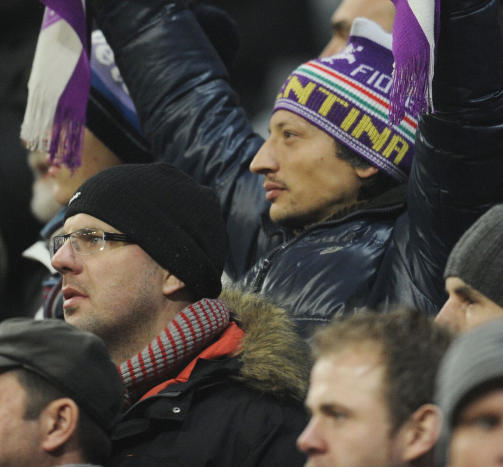 SPORET OPP NORDMANNEN: Fiorentina-supportere, neppe noen av dem p� bildet, klarer � gi uttrykk for sine f�lelser overfor �vreb� i en rekke  kanaler. Foto: AFP/JOHN MACDOUGALL