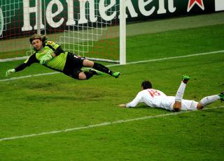 GROV FEIL: �vreb� erkjenner at han som dommer gjorde en feilvurdering da Miroslav Klose fikk sette inn 2-1 mot Fiorentina. Foto: EPA/LUKAS BARTH