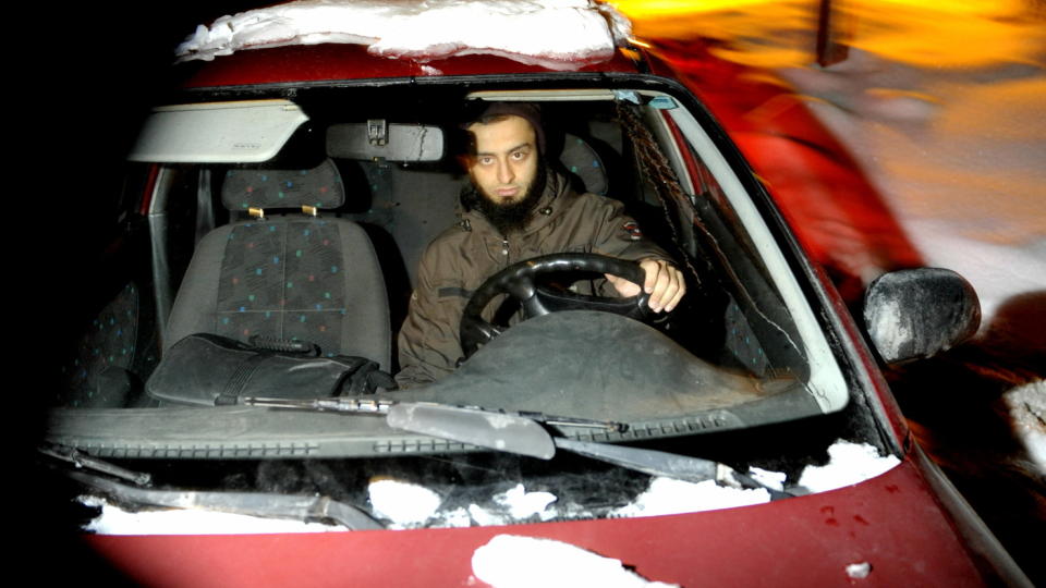Larvik,20100217. Mohyeldeen Mohammad truet to av Dagbladets journalister med � skyte dem. Dagbladet anmeldte Mohammad til politiet. Her er han sluppet fri etter avh�r.

Foto: John T. Pedersen/Dagbladet