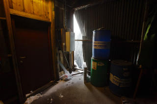  SKRUDDE SEG INN:  B�tmotortyvene i Skien skrudde ut veggplaten i bakgrunnen for � komme inn b�thallen. FOTO: TORBJ�RN BERG.