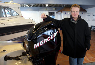  MERKEBEVISSTE: Tyvene har konsentrert seg om lett omsettelige Mercury-motorer p� 60 hestekrefter. Markedssjef Trond Aasulfsen i Telemark B�tsenter med en st�rre Mercury som fikk st� i fred i nattens sjokkbrekk. FOTO: TORBJ�RN BERG.