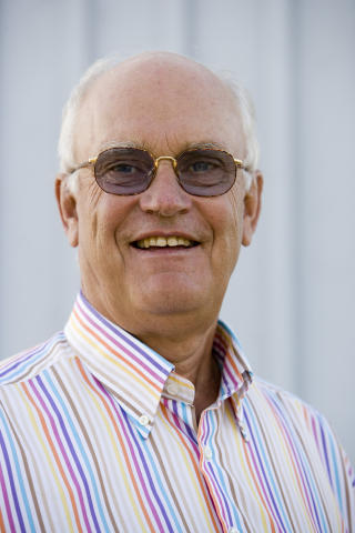 SKREV ET �PENT BREV: Familiefeiden har f�tt mye oppmerksomhet de siste dagene. Roger Akelius har tidligere uttalt at datteren fikk sparken fra familieselskapet fordi hun fikk barn. I et �pent brev moderer han disse uttalelsene til at et travelt forretningsliv ikke er forenelig med morsrollen.   Foto: EXPRESSEN