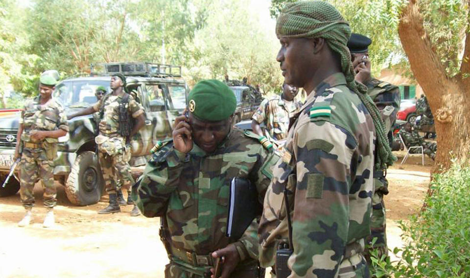 TVETYDIGE REAKSJONER Folket virker forn�yde, men illit�rkuppet i Niger ford�mmes av det internasjonale samfunnet. Her er Djibrilla Hamidou Hima, befal hos kuppmakerene Supreme Council for the Restoration of Democracy (CSRD), avbildet. Foto: AFP PHOTO Boureima HAMA/SCANPIX