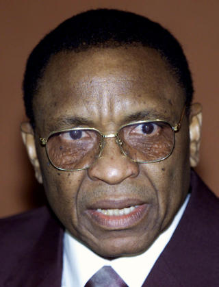 STYRTET OG FENGLSET: Nigerias president, Mamadou Tandja ble torsdag avsatt ved et milit�rkupp. Kuppmakerne i Niger har oppl�st regjeringen og utpekt major i flyv�penet Salou Djibo til � lede milit�rjuntaen som har tatt makten. Foto: REUTERS/Luc Gnago/SCANPIX