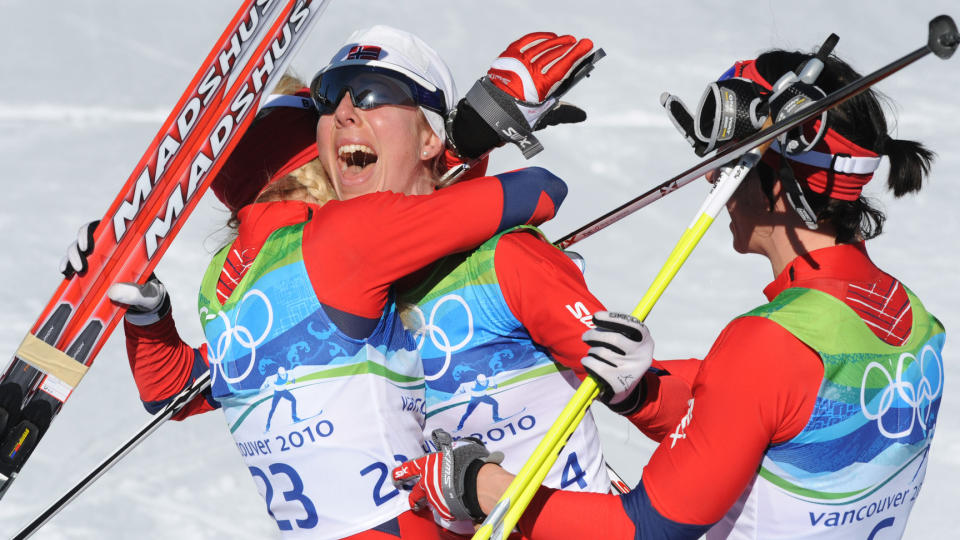 JUBLET FOR BRONSE: Kristin St�rmer Steira blir gratulert av Therese Johaug (t.v.) og Marit Bj�rgen (t.h.) da de trodde at Steira endelig hadde brutt fjerdeplass-forbannelsen. S� kom beskjeden: Det ble fjerdeplass igjen. Don Emmert, AFP/Scanpix