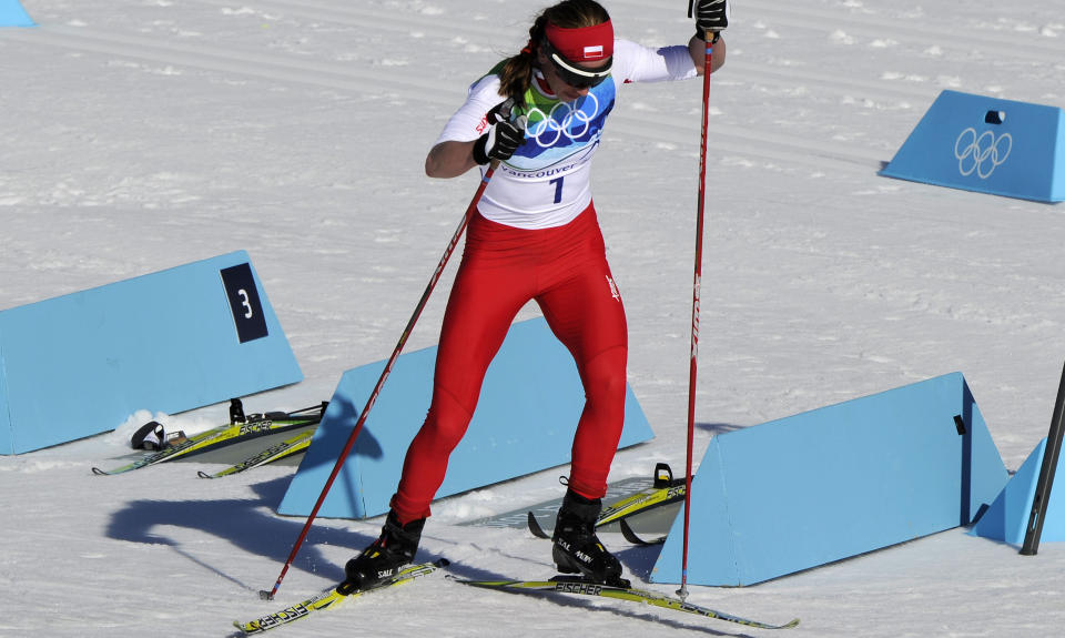 NORSK PROTEST: Her hadde Justyna Kowalczyk lov til � g� videre i fri teknikk p� fredagens skiathlom. Den polske jenta begynte imidlertid med sk�yting f�r den angitte streken inne p� skistadion. Foto: SCANPIX / AFP PHOTO / JAVIER SORIANO