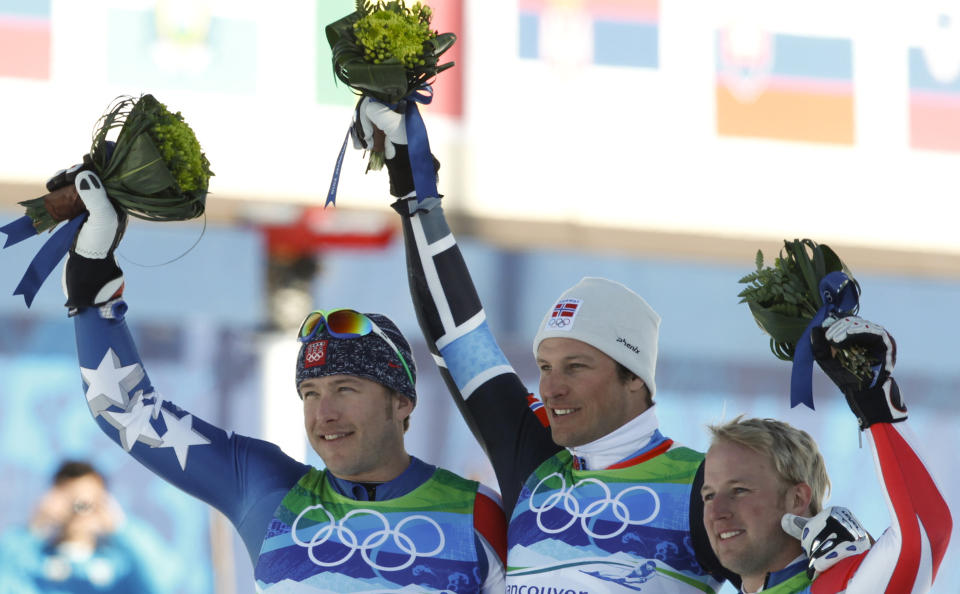 �YNET TIDLIG GULL: Gullvinner Aksel Lund Svindal skj�nte hvilken vei det bar da han fikk �ye p� en jublende Kjetil Andr� Aamodt etter m�lpassering. Her er han omkranset av s�lvvinner Bode Miller (t.v.) og bronsevinner Andrew Weibrecht, begge fra USA.Foto: SCANPIX/REUTERS/Issei Kato