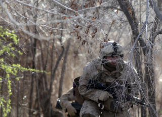 VAKTHOLD: Det var US Marines, som denne soldaten representerer, som gjorde funnet. Foto: REUTERS/Goran Tomasevic