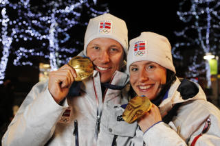 GULLDUO: Marit Bj�rgen og Aksel Lund Svindal fikk sine velfortjente gullmedaljer i Whistler.Foto: Cornelius Poppe / Scanpix