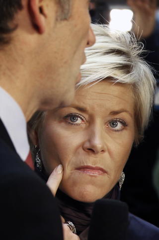 FIKK KRITIKK: Siv Jensen viser til at hun selv fikk kritikk for hennes forslag om likel�nn i valgkampen. N� etterlyser hun hvor det blir av regjeringsl�fter om likel�nn n�r det virkelig gjelder. Foto: HANS ARNE VEDLOG / Dagbladet