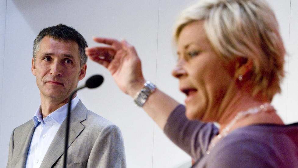 - SKAMMELIG: Siv Jensen mener at statsminister Jens Stoltenberg og regjeringen har oppf�rt seg sm�lig i forhold til kongehuset. Foto: Heiko Junge / Scanpix