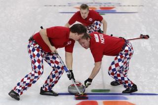 SIRKUS: De norske curlinggutta har f�tt mye oppmerksomhet for klovnebuksene sine. Direkt�ren for Loudmouth Golf, Larry Jackson, har lovet at ogs� kongen skal f� ett par. Foto: AP Photo/Robert F. Bukaty