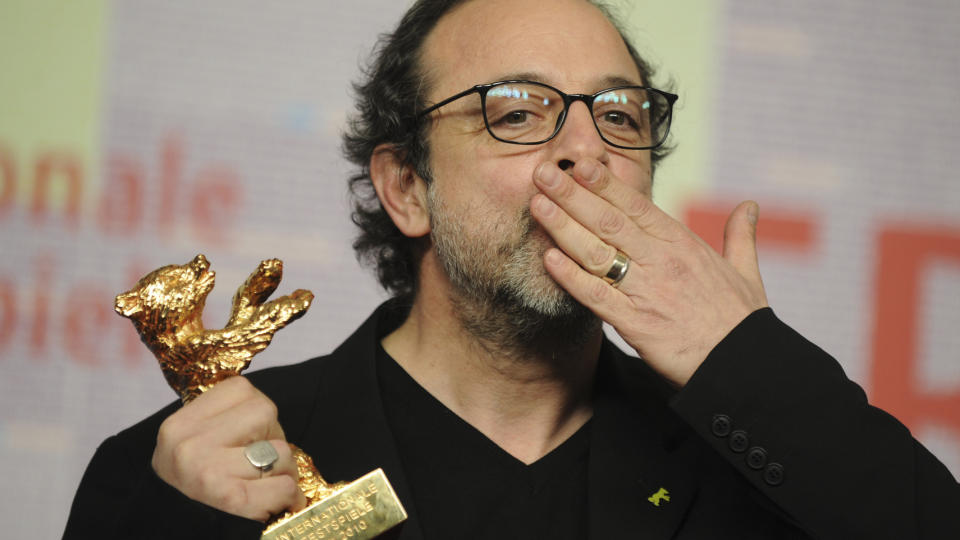 GLAD VINNER:  Regiss�ren Semih Kaplanoglu stakk av med den gjeveste prisen p� filmfestivalen i Berling. Foto: AP Photo/Kai-Uwe Knoth