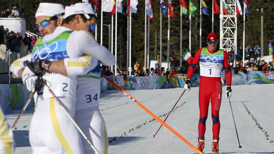 KNUST: Petter Northug sklir inn over m�llinja mens Marcus Hellner og Johan Olsson jubler over svenskenes triumf.
Foto: Cornelius Poppe / Scanpix