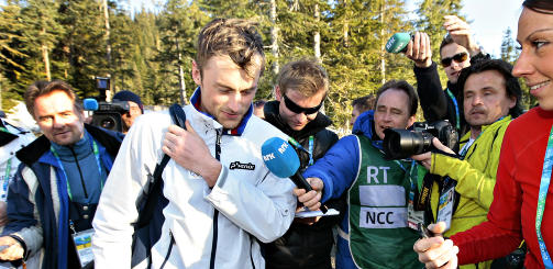 LOT SEG IKKE OVERTALE: Petter Northug ville ikke h�re p� landslagsledelsen som fors�kte � f� ham til � prate med pressen. Foto:ARNT E. FOLVIK