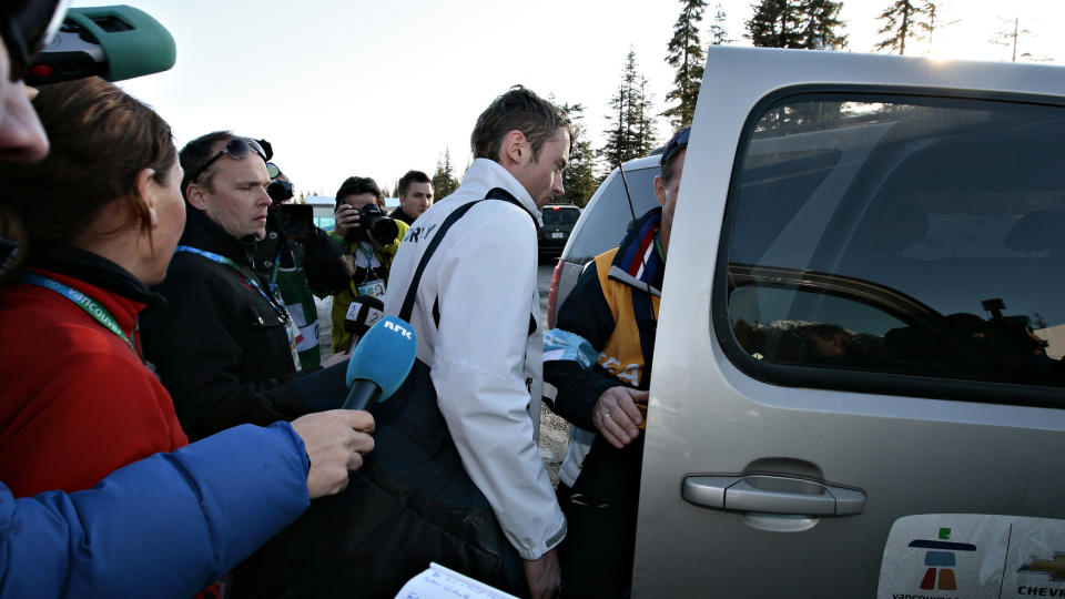 BR�YTET SEG VEI: Heller ikke en time etter l�pet �nsket Petter Northug � si et eneste ord til pressen etter den dramatiske avslutningen p� 30-kilometeren, der en �delagt stav en snau kilometer fra m�l kan ha spolert et mulig gull�p.  Foto:ARNT E. FOLVIK