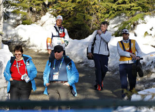 HER KOMMER HAN G�ENDE: Petter Northug kommer ned fra skistadion og f�r �ye p� horden av pressefolk som venter. 

Foto:ARNT E. FOLVIK