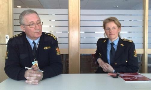 INFORMERTE: Lensmann i Eidsberg Henning Tollefsrud og politiadvokat Gro Nygaard i Follo informerte i dag om drapet. MMS-foto: Jacques Hvistendahl
