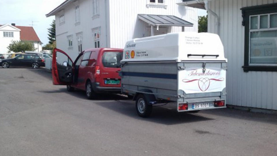 VAFFELKUPP: Vaffelbilen tilh�rende vaffelfirmaet Telemarksr�ra ble stj�let i Porsgrunn p� fredag. Et eldre ektepar fant bilen og kan n� innkassere dus�ren: Ett �rs gratis forbruk av vaffelr�re. Foto: Telemarksr�ra