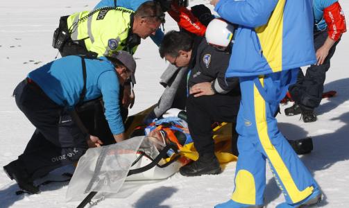 FRAKTET TIL SYKEHUS: Det s� sv�rt dramatisk ut da ukraineren falt og ble fraktet bort. Foto: AP