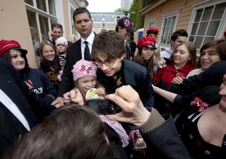 TRENGTE PAUSE: Alexander Rybak bruker mye tid p� � pleie forholdet til fansen, men m� noen ganger si nok er nok. Foto: HENNING LILLEG�RD/DAGBLADET