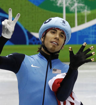 HISTORISK: I helga tok Apolo Anton Ohno sin sjuende OL-medalje, da han fikk bronse p� 1000-meteren. Foto: REUTERS