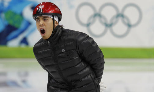 VARMER OPP MED GJESPING: Apolo Anton Ohno under en av treningene i Vancouver. Foto: REUTERS