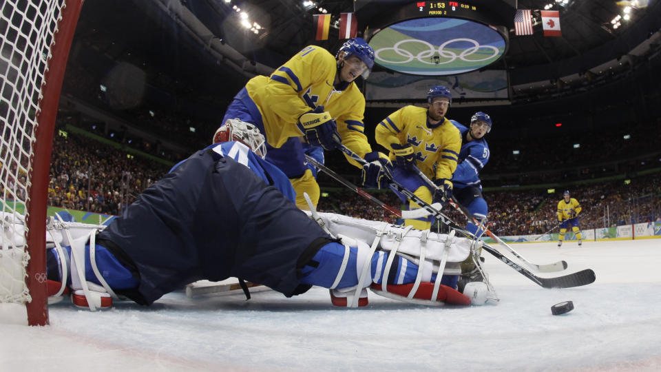 VANT NABODUELLEN: Loui Eriksson scorer her Sveriges terdje m�l mot Finland. Foto: REUTERS