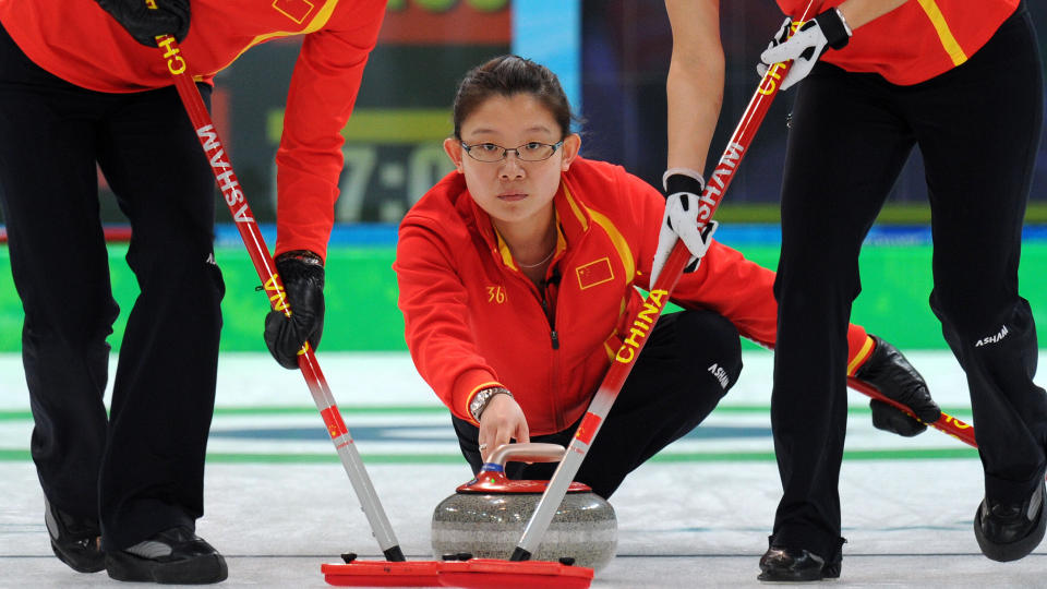 KLARER IKKE SNAKKE: Wang Bingyu makter ikke engang snakke med resten av spillerne p� m�tene. Foto: AFP