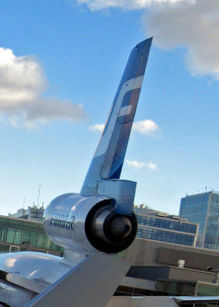 OVER OG UT: Med den karakteristiske motoren i flyhalen, har MD-11 v�rt lett gjenkjennelig. N� blir KLM eneste selskap som flyr interkontinentalt med flytypen. Foto: Eivind Pedersen