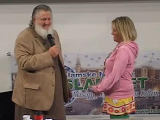 ASTRID KONVERTERER: 
Yusuf Estes, if�lge Islamnet.no �Den humoristiske sjeiken�, har ogs� en sentral plass p� nettsidene til studentorganisasjonen. N�r Astrid i denne videoen forteller at hun er helt sikker p� at det bare finnes bare en Gud og at Mohammed er hans budbringer, tuller Estes med misoppfatninger om islam:

- Ingen tvil? Om du skifter mening m� vi kutte hodet ditt av.
Fra: Islamnet.no/You Tube