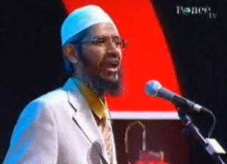 9/11 VAR EN INNSIDEJOBB: Dr. Naik, hovedideologen til Det Islamske Nettverket, deler sine meninger med alle som vil se. Han mener terrorangrepet 11. september 2001 var iscenesatt av Bush. If�lge videoer p� You Tube st�tter han ogs� d�dsstaff for frafalne. Islamnet skriver at de fleste av artiklene de har p� nettsidene er skrevet av Naik. Fra: You Tube/Peace TV