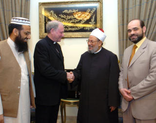 NORSK IMAM HOLDT FOREDRAG: Zulqarnain Sakandar Madani (til venstre) hevdet i et foredrag i foreningen at j�der sto bak terrorangrepene 11. september 2001. Her deltar Madani p� et m�te med Olav Dag Hauge, Yousuf al-Qardawi og Mohammed Hamdan i Qatar. Foto: SCANPIX