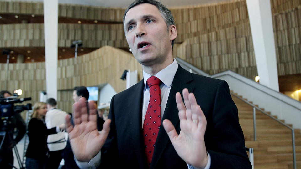 - BURDE V�RT KLARERE: - Jeg tror han ville tjent p� � v�re klar og reagert kraftig mot ekstreme holdninger som har kommet til uttrykk. Det ville han ogs� tjent p� overfor moderate muslimer. Men Stoltenberg er ikke s� interessert i dette fordi det er ikke en sosial�konomisk problemstilling, sier valgforsker Frank Aarebrot til Dagbladet.