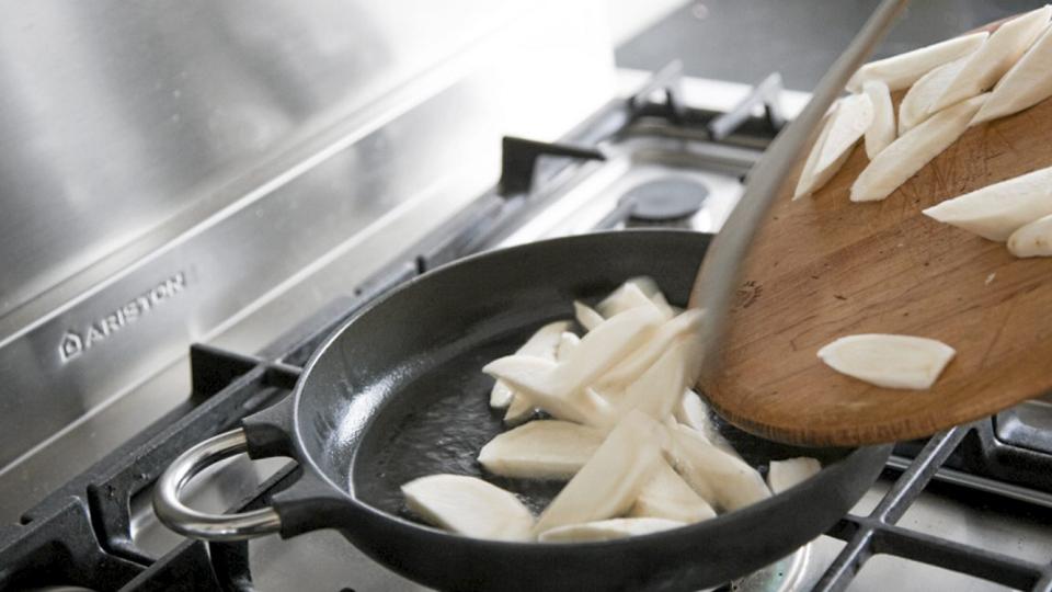 PATATAS BRAVAS: Slik lager du spanske poteter med litt fyrrig tilbeh�r. Foto: Colorbox