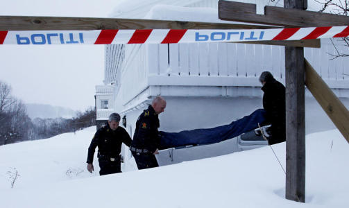 B�RES BORT: Marit Andreassen (20) ble funnet drept i leiligheten til sin eks-samboer. I politiavh�r har han tilst�tt � ha kvelt henne. Her b�res Marit bort av politiet. Foto: Jacques Hvistendahl
